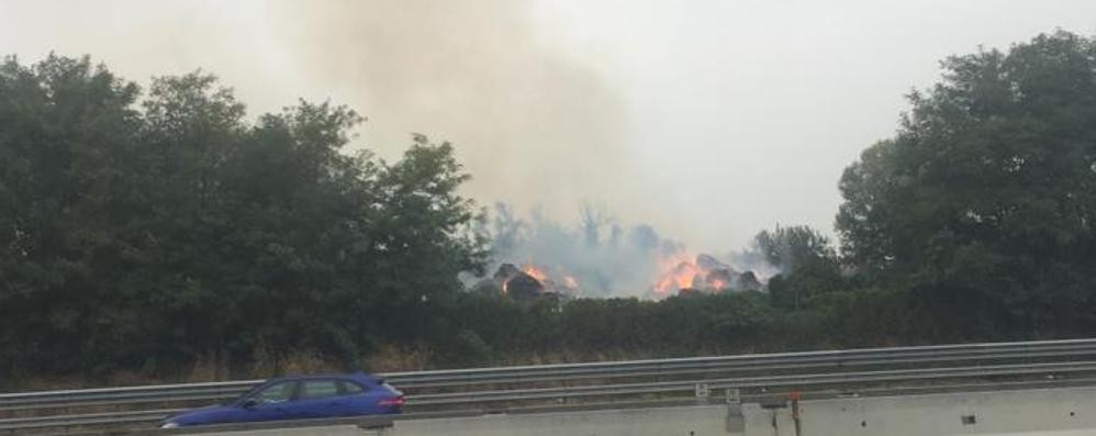 Brugherio incendio balle di fieno azienda agricola Brigatti: le fiamme oltre l’autostrada