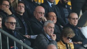Calcio, Monza-Albinoleffe 1-0: in tribuna d’onor al Brianteo, Silvio Berlusconi con il fratello Paolo, Adriano Galliani, Filippo Antonelli e Fabio Capello