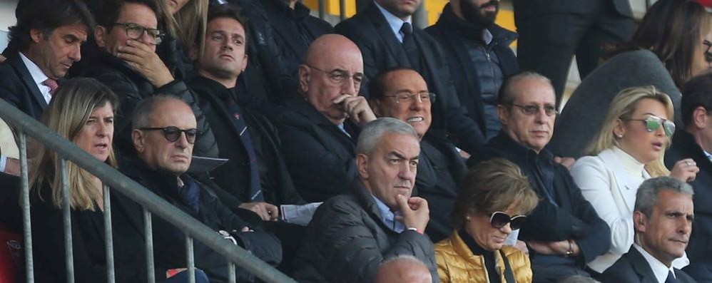 Calcio, Monza-Albinoleffe 1-0: in tribuna d’onor al Brianteo, Silvio Berlusconi con il fratello Paolo, Adriano Galliani, Filippo Antonelli e Fabio Capello