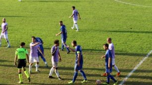 Martino Borghese, con la fascia di capitano in maglia azzurra, discute con il legnanese Manuel Pavesi in una delle tantissime interruzioni del match