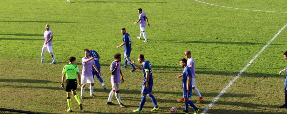 Martino Borghese, con la fascia di capitano in maglia azzurra, discute con il legnanese Manuel Pavesi in una delle tantissime interruzioni del match