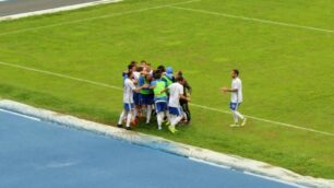 L'esultanza degli azzurri dopo il rigore dell'1-0 firmato da Bertani