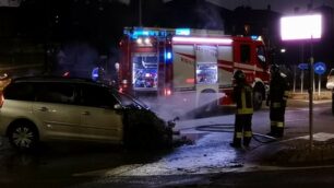 Carate Brianza: incendio vettura sulla Sp6, in azione i vigili del fuoco