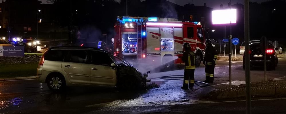 Carate Brianza: incendio vettura sulla Sp6, in azione i vigili del fuoco
