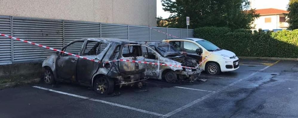 Alcune delle auto incendiate