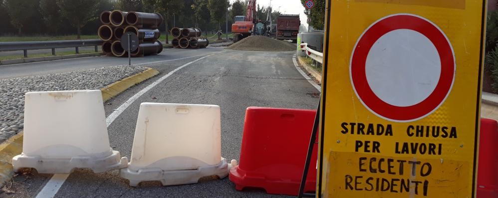 Cantiere di Brianzacque in via Cattaneo alla rotatoria con via Ferravilla