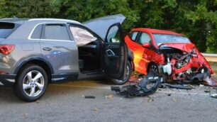 Frontale tra auto a Concorezzo. Soccorsi in azione e strada chiusa