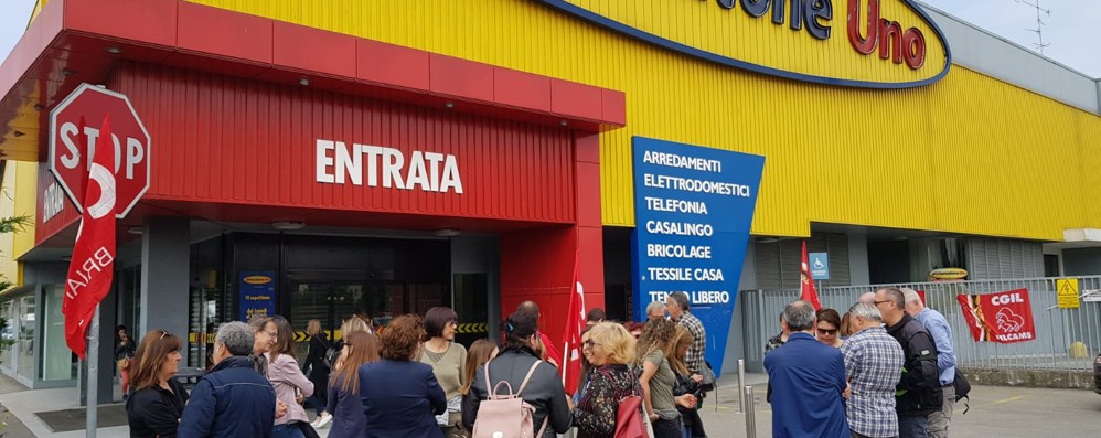 mercatone uno cesano fallimento presidio lavoratori