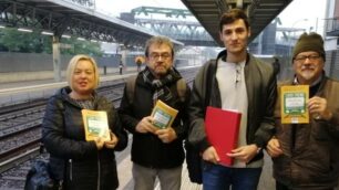 Il Pd nelle stazioni per protestare contro i disservizi di Trenord