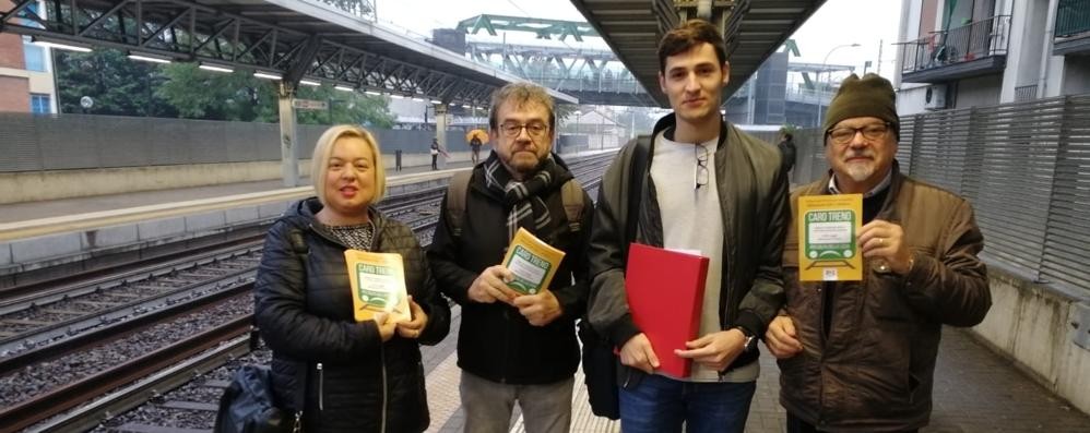 Il Pd nelle stazioni per protestare contro i disservizi di Trenord