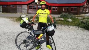 Matteo Brocchieri e la sua bici al Circolo polare artico