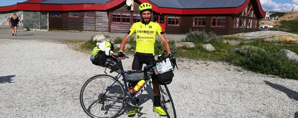 Matteo Brocchieri e la sua bici al Circolo polare artico