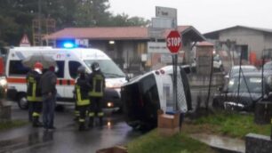 Giussano incidente via Turati con ribaltamento