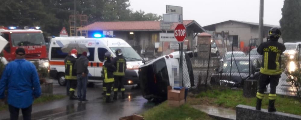 Giussano incidente via Turati con ribaltamento