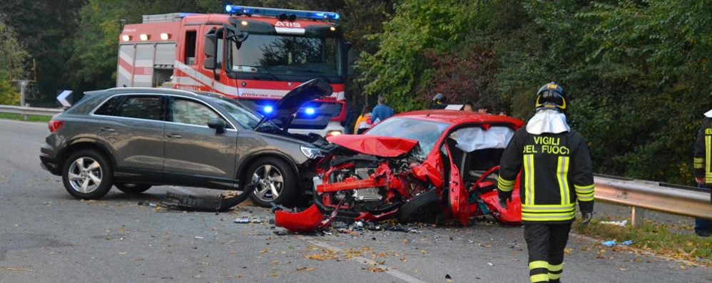 Frontale tra auto a Concorezzo. Soccorsi in azione e strada chiusa