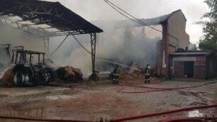 Le foto dell’incendio alle stalle del castello di Sulbiate