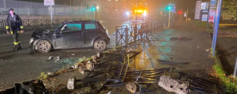 Monza incidente stradale ribaltamento via Pergolesi