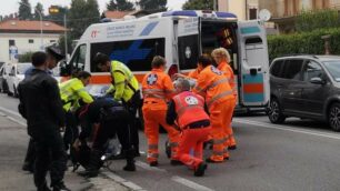 I soccorsi al malcapitato centauro (foto Edoardo Terraneo)