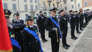 La polizia locale di Monza schierata in piazza