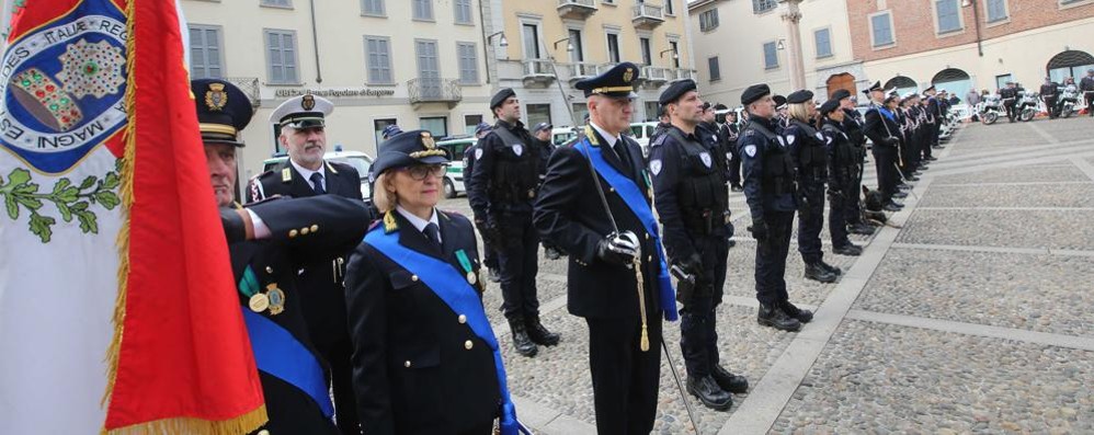 La polizia locale di Monza schierata in piazza