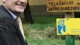 Renato Ornaghi, ideatore del Cammino di Sant’Agostino, davanti alla segnaletica che ne indica il percorso