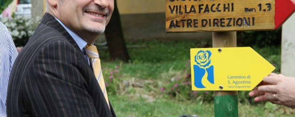 Renato Ornaghi, ideatore del Cammino di Sant’Agostino, davanti alla segnaletica che ne indica il percorso