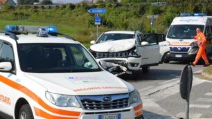 Incidente auto contro minivan a Verano Brianza. Sul posto i soccorritori e i carabinieri. Coinvolti diversi bambini.