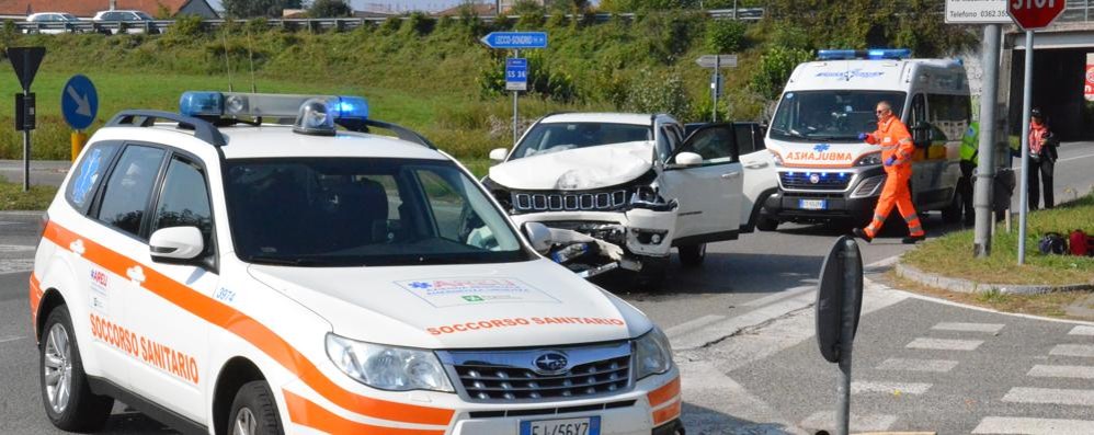 Incidente auto contro minivan a Verano Brianza. Sul posto i soccorritori e i carabinieri. Coinvolti diversi bambini.