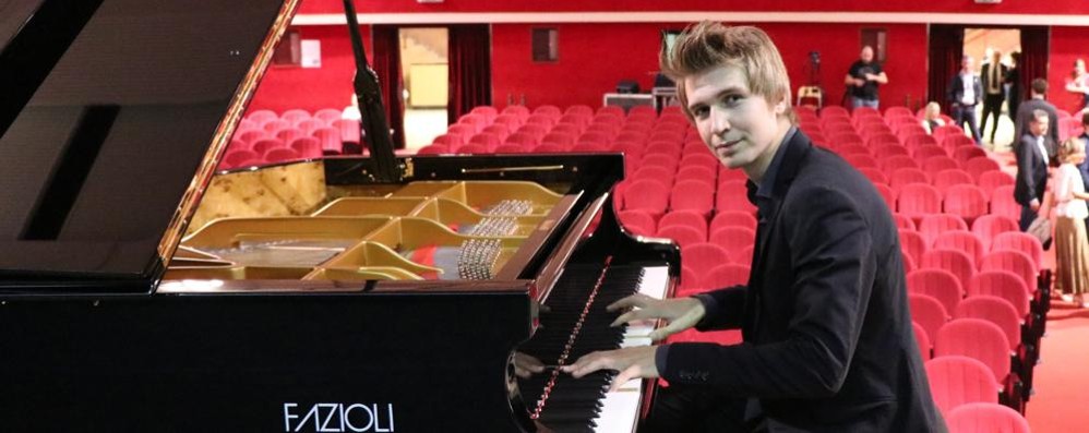 Evgeny Konnov,26enne uzbeco ha vinto la 31ma edizione del concorso pianistico internazionale Ettore Pozzoli di Seregno( foto Volonterio)
