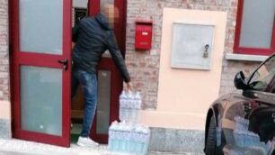 Seregno: la consegna di casse d’acqua all’interno del locale in via Milano