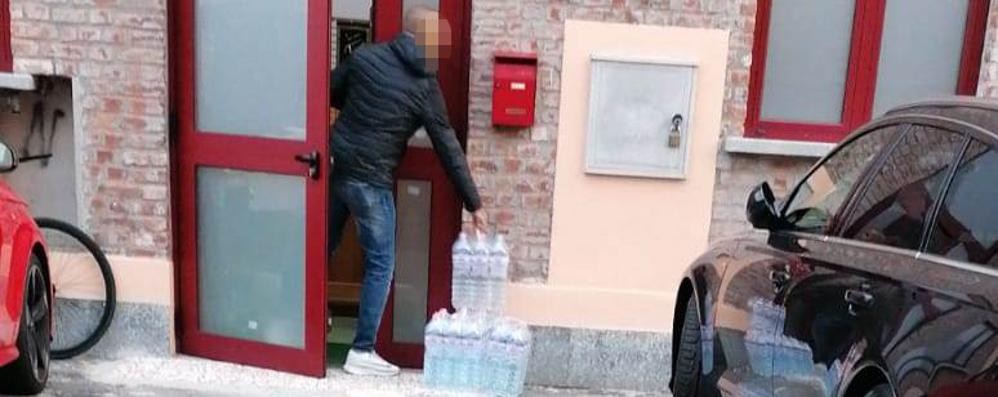 Seregno: la consegna di casse d’acqua all’interno del locale in via Milano