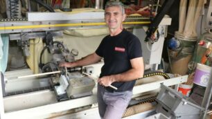 Il laboratorio in cui Dugnani prepara le sue bacchette tutte personalizzate i batteristi più famosi (foto Volonterio)
