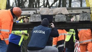 Il momento della rimozione della campata, interessata dal cedimento di un binario, al 'punto zero' lungo la linea ferroviaria dove è avvenuto il deragliamento del treno di Trenord a Pioltello