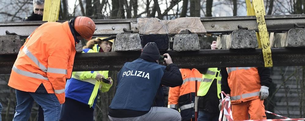 Il momento della rimozione della campata, interessata dal cedimento di un binario, al 'punto zero' lungo la linea ferroviaria dove è avvenuto il deragliamento del treno di Trenord a Pioltello