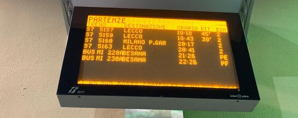 Il tabellone con i ritardi del Besanino alla stazione di Villasanta: foto scattata la sera di mercoledì 9 ottobre
