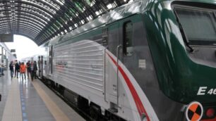 Un convoglio di pendolari alla stazione di Milano Centrale