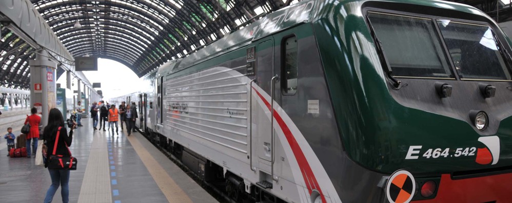 Un convoglio di pendolari alla stazione di Milano Centrale