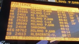 Il tabellone dei ritardi alla stazione di Monza
