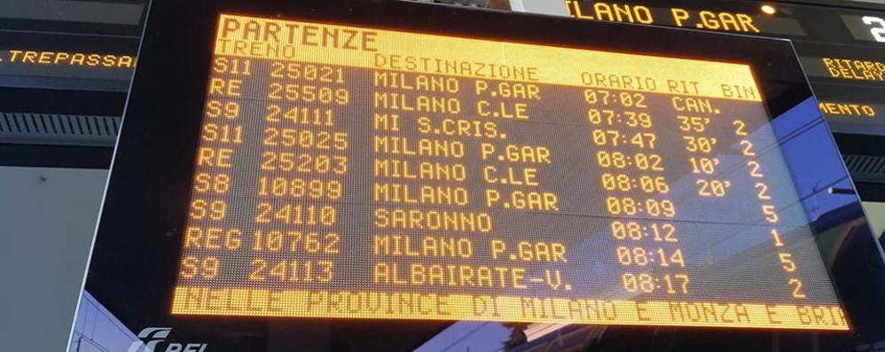 Il tabellone dei ritardi alla stazione di Monza