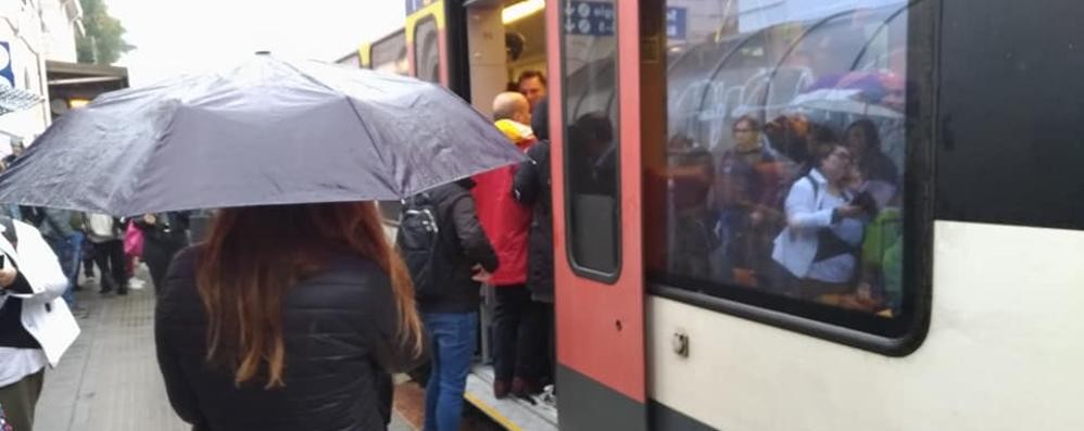 Pendolari alla stazione di Seregno