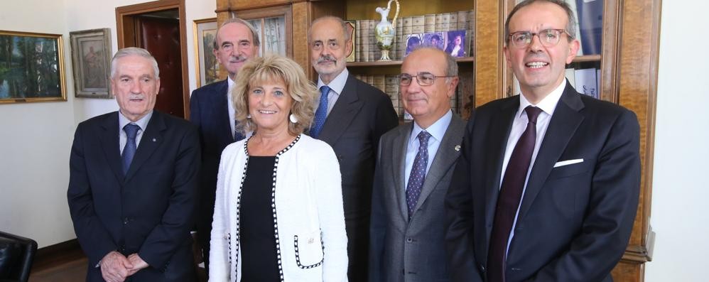 I firmatari dell’accordo per le borse di studio per giovani aspiranti magistrati: Giovanni Barzaghi (Confartigianato), Carlo Edoardo Valli (Camera di Commercio), Laura Cosentini (presidente del Tribunale), Antonio Calabrò (Assolombarda), Giuseppe Fontana (Fondazione della Comunità Monza e Brianza) e Sabino Illuzzi (Prospera-Progetto Speranza)