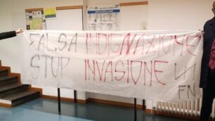 Arcore striscione Forza nuova biblioteca