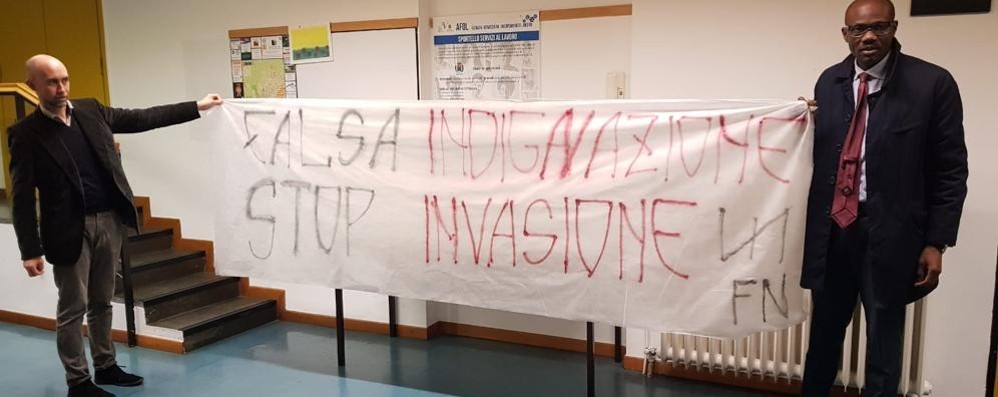 Arcore striscione Forza nuova biblioteca