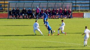 Calcio, Folgore Caratese-Seregno: una fase del match a metà campo