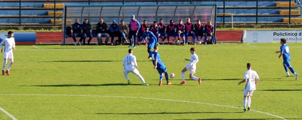 Calcio, Folgore Caratese-Seregno: una fase del match a metà campo