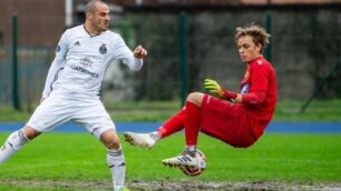 Calcio, Seregno - Il miracolo di Colleoni su Bertani in apertura (foto dalla pagina di Facebook del Seregno)