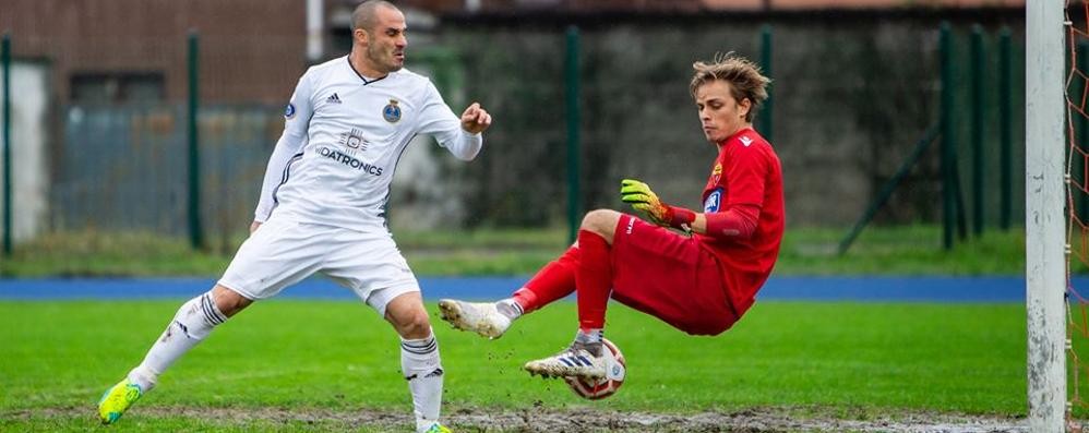 Calcio, Seregno - Il miracolo di Colleoni su Bertani in apertura (foto dalla pagina di Facebook del Seregno)