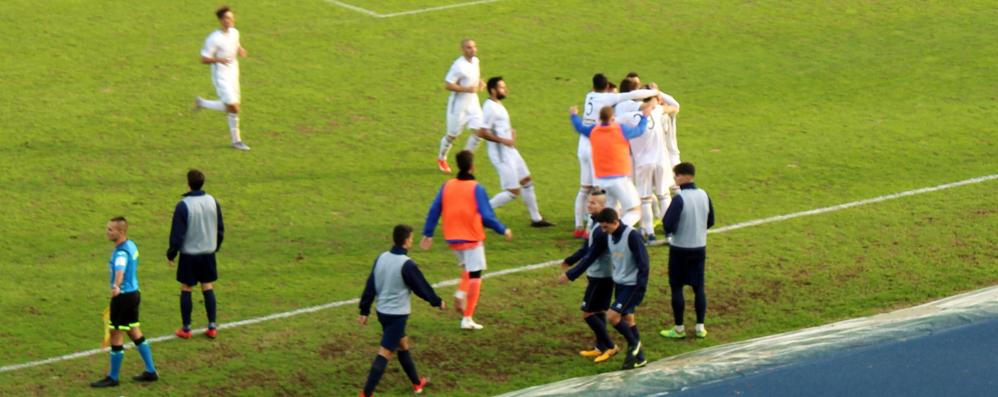 Calcio, Seregno: l'esultanza dei padroni di casa dopo il gol di Andrea Invernizzi
