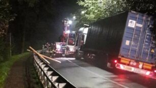 Camion fuori strada a Carate Brianza