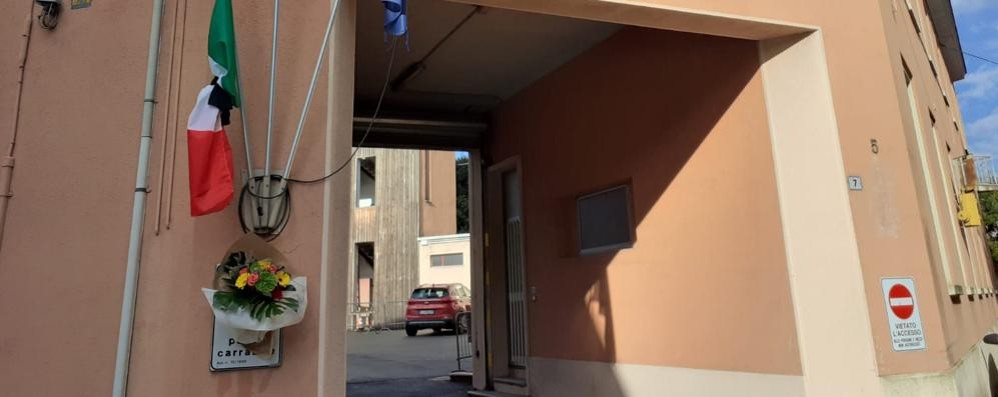 Carate Brianza omaggio ai vigili del fuoco in ricordo dei tre pompieri morti ad Alessandria